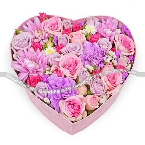 Любовное письмо - коробка с хризантемами и кустовыми розами
