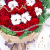 Предвкушение праздника - букет из красных роз и хлопка 2
