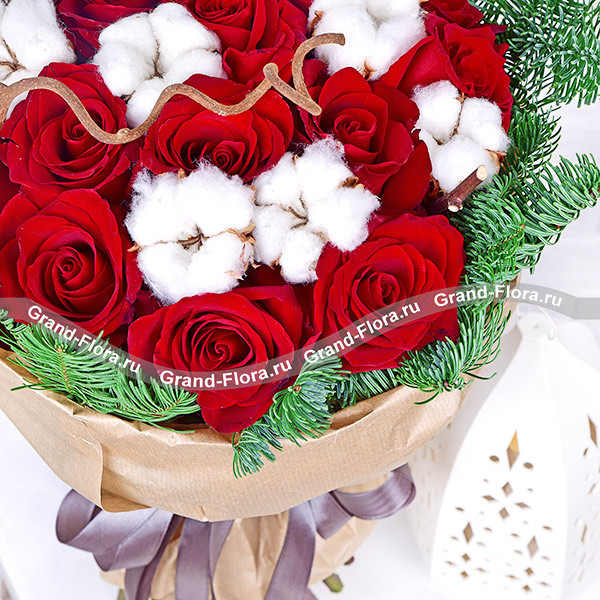 Предвкушение праздника – букет из красных роз и хлопка