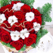 Предвкушение праздника - букет из красных роз и хлопка 3
